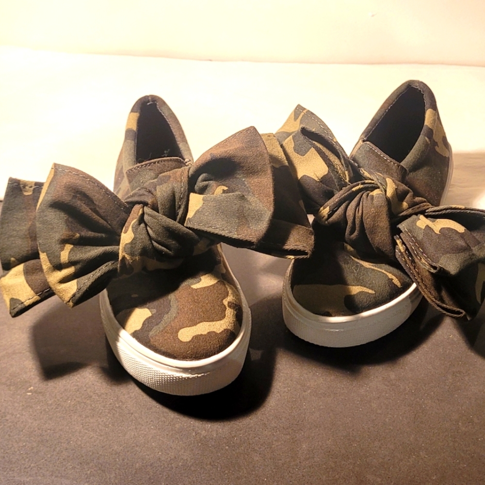 Cape Robin camo canvas shoes with big bows